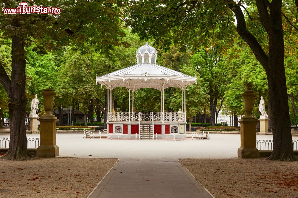 Immagine Un grazioso gazebo a Florida Park nella città di Vitoria Gasteiz, Spagna.