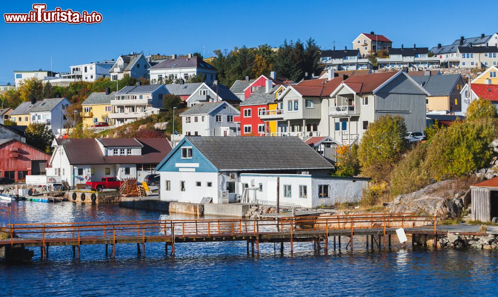 Immagine Un grazioso ponte pedonale in legno a Kristiansund sulla costa della Norvegia.