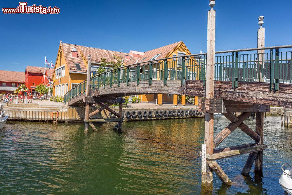 Immagine Un grazioso ponte pedonale in legno nella città di Kristiansand, Norvegia.