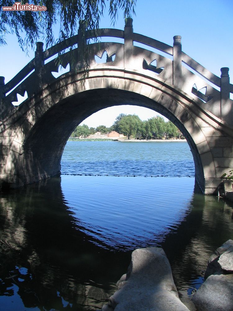 Immagine Un grazioso ponticello sul lago Daming a Jinan, Cina.