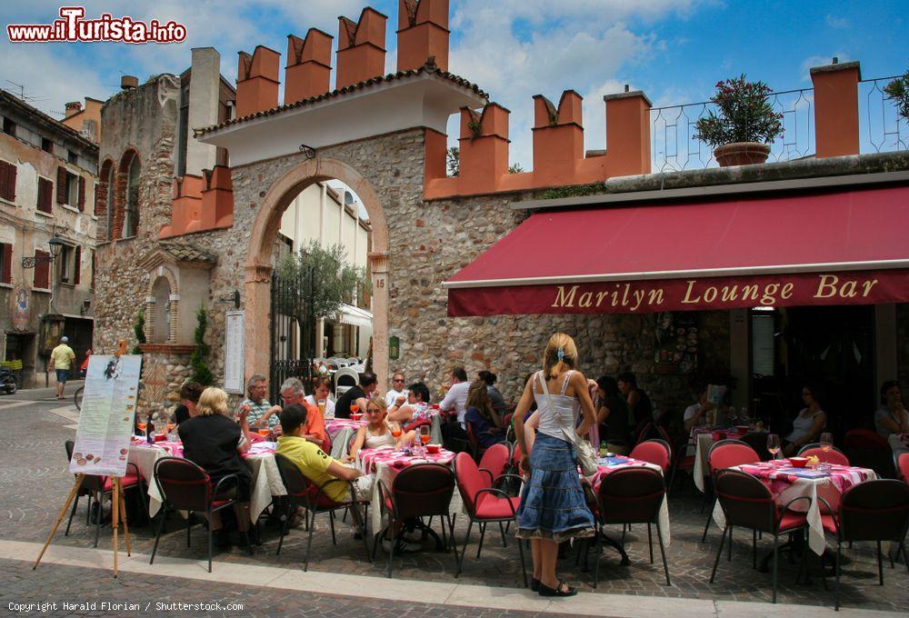 Immagine Un grazioso ristorante nel centro storico del borgo di Bardolino, lago di Garda, Veneto - © Harald Florian / Shutterstock.com