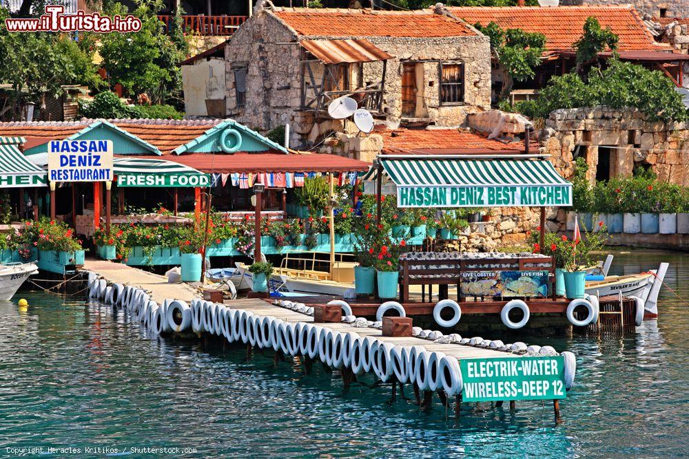 Immagine Un grazioso ristorante nel piccolo porto di Kalekoy, l'antica Simena, nella laguna di Kekova - © Heracles Kritikos / Shutterstock.com