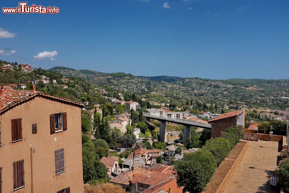 Immagine Un grazioso scorcio dall'alto della cittadina di Pezenas, Francia. Incastonata nel cuore della Linguadoca-Rossiglione, Pezenas è da sempre la città di Molière dove il commediografo mise in atto alcune delle sue opere più riuscite. 