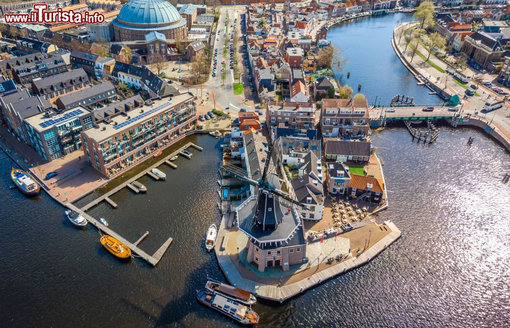 Immagine Un grazioso scorcio dall'alto di Haarlem con i suoi canali (Olanda). In primo piano un mulino a vento.