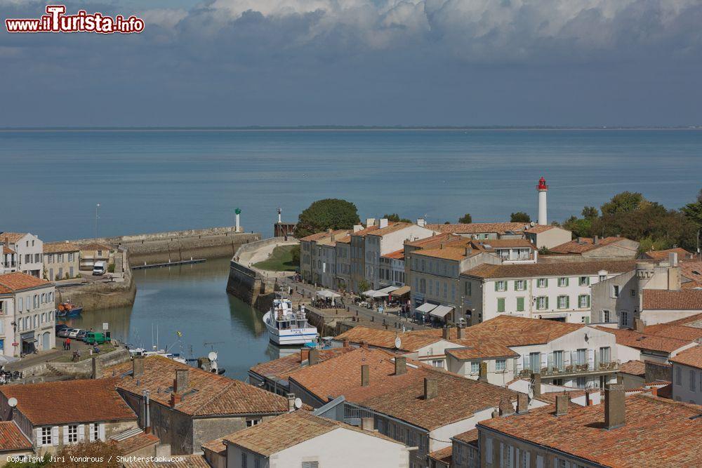 Immagine Un grazioso scorcio del borgo di Saint-Martin-de-Re, Francia - © Jiri Vondrous / Shutterstock.com