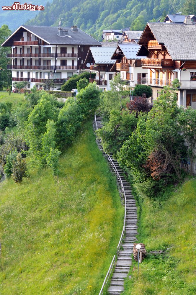 Immagine Un grazioso scorcio del borgo francese di Morzine, Alta Savoia, con scalinata immersa nel verde.