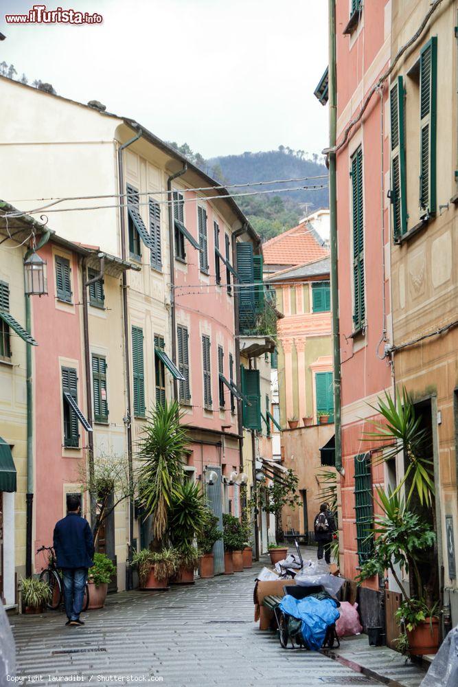 Immagine Un grazioso scorcio del centro di Levanto, Liguria, in una giornata di pioggia - © lauradibi / Shutterstock.com