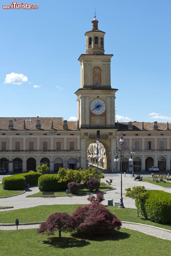 Immagine Un grazioso scorcio del centro storico di Gualtieri, Reggio Emilia.