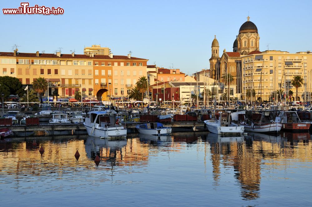 Immagine Un grazioso scorcio del porto di Sainte-Maxime al calar del sole, baia di Saint-Tropez (Francia).