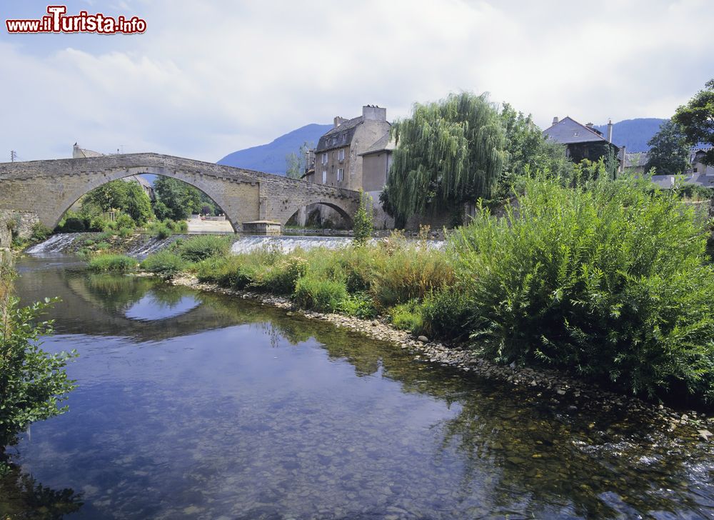 Immagine Un grazioso scorcio del villaggio di Mende, valle del Lot, Francia, qui ritratto con il suo ponte in pietra a schiena d'asino.