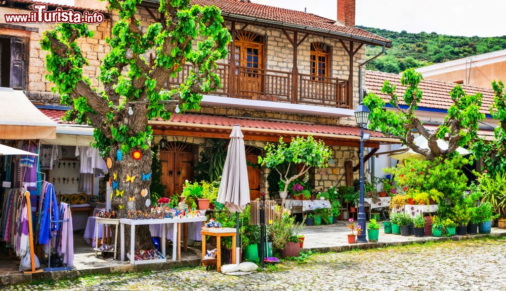 Immagine Un grazioso scorcio del villaggio di Omodos, Cipro. E' una delle località più apprezzate dai turisti per l'impronta tradizionale mantenuta nel tempo.
