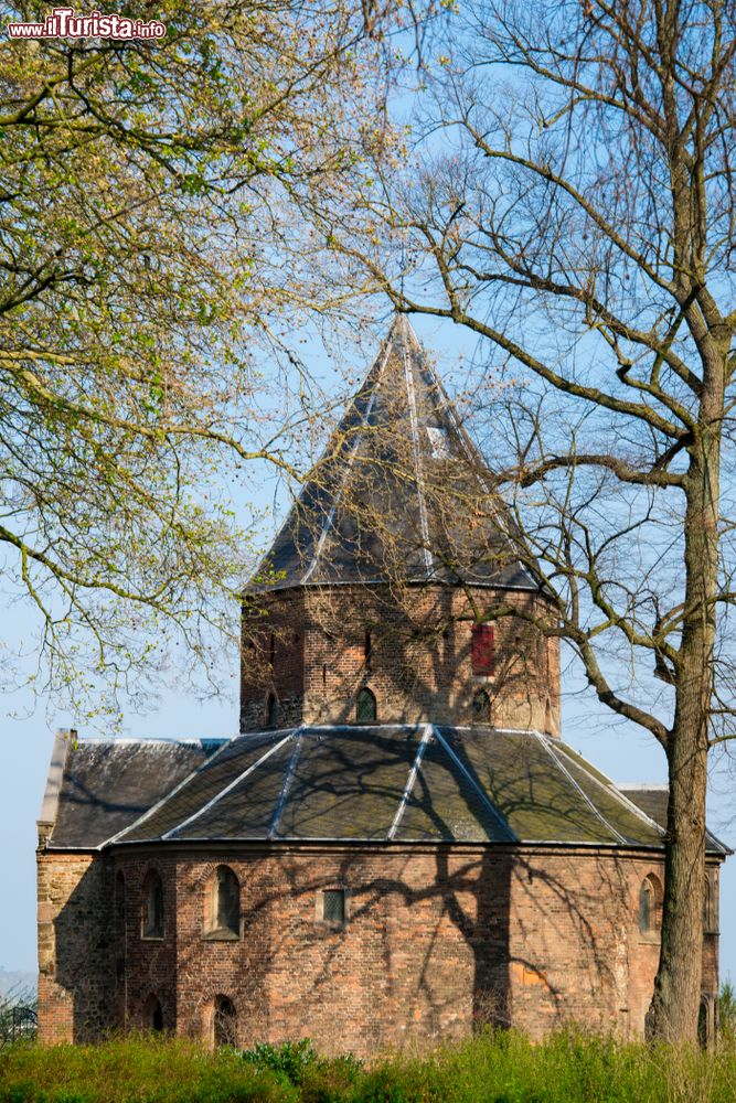 Immagine Un grazioso scorcio della chiesa di San Nicola nel parco Valkhof a Nijmegen, Olanda.