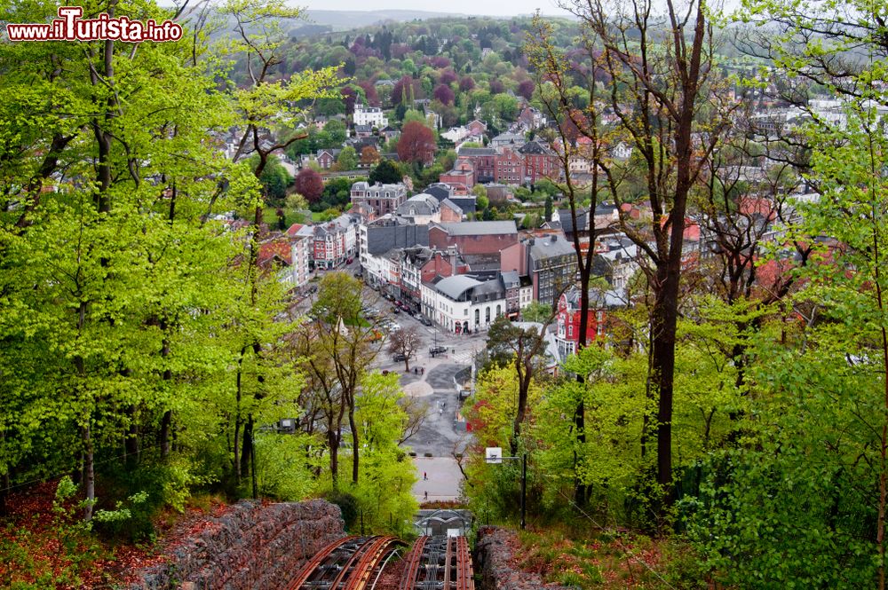 Immagine Un grazioso scorcio della città di Spa vista da una collina, Belgio. Sorge in una posizione isolata ai confini del massiccio delle Ardenne da cui sgorgano le sue famose acque ferruginose.