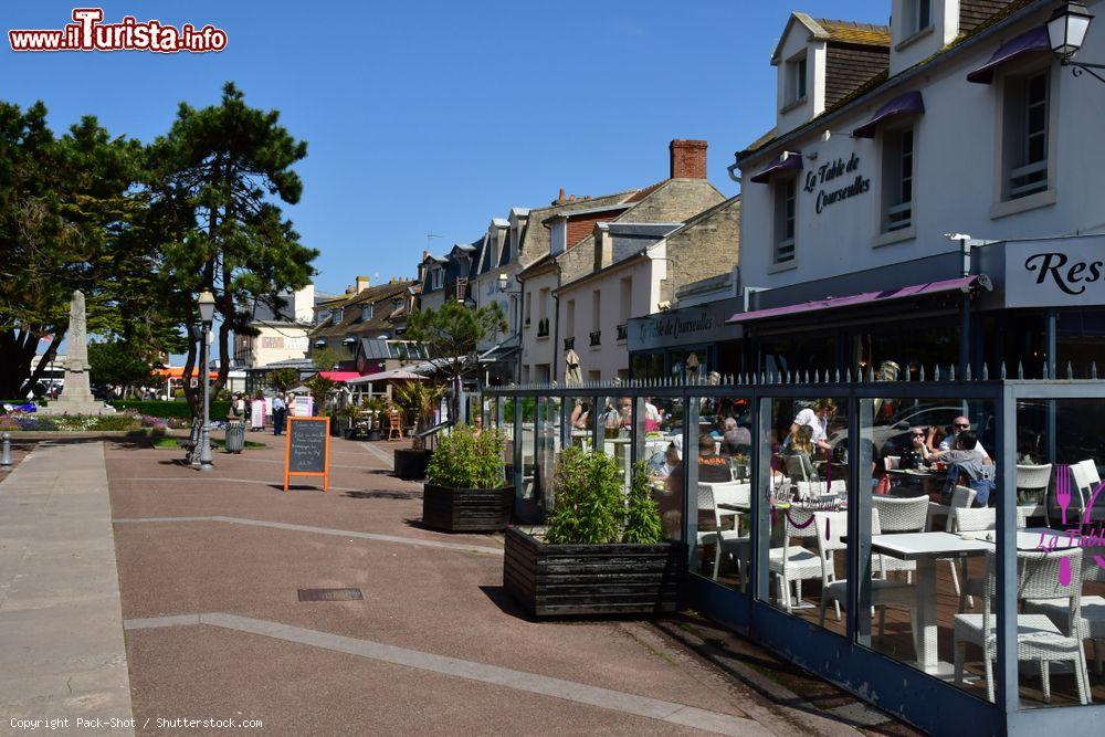 Immagine Un grazioso scorcio della cittadina di Courseulles-sur-Mer, Francia. Passeggiando per i suoi vicoli si possono scoprire angoli pittoreschi così come importanti monumenti storici - © Pack-Shot / Shutterstock.com