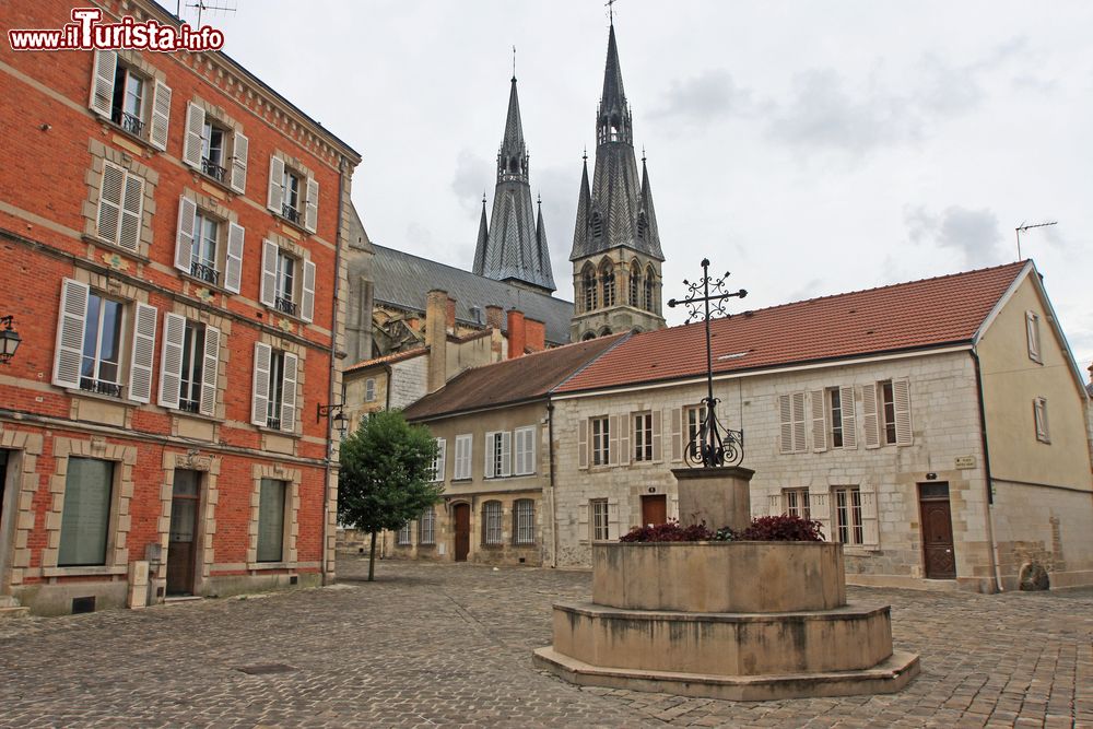 Immagine Un grazioso scorcio della piazza cittadina di Chalons-en-Champagne, Francia, in una giornata con il cielo grigio.