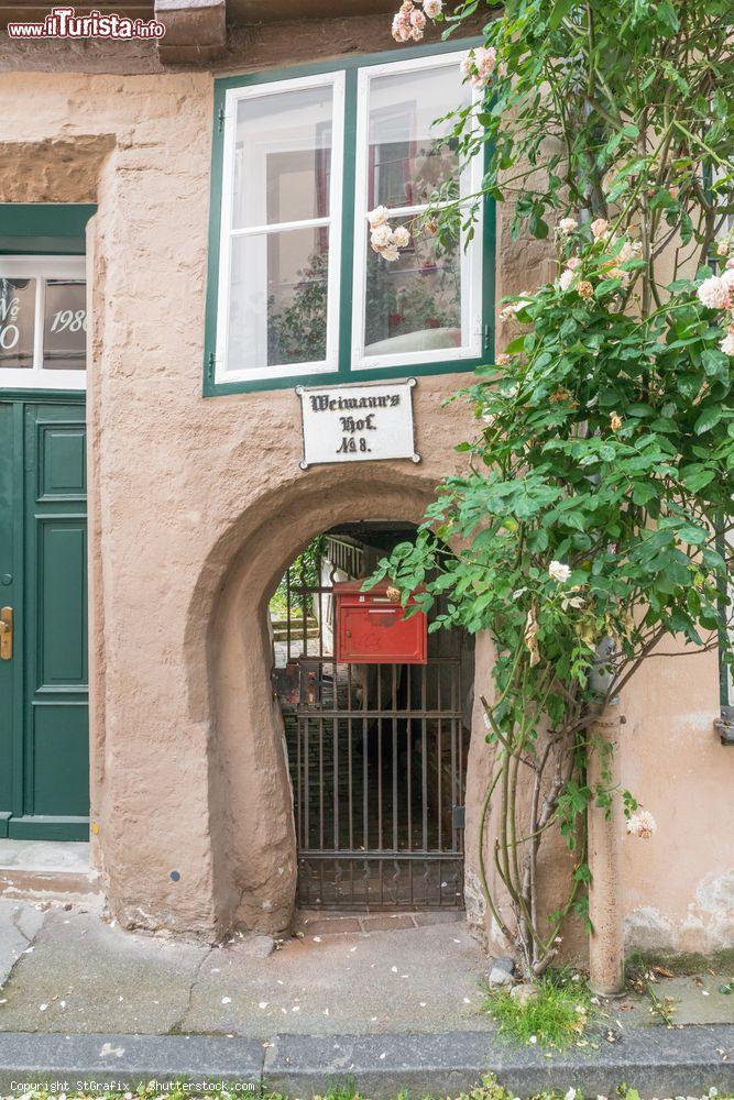 Immagine Un grazioso scorcio di facciata e cortile nella casa di Weimann a Lubecca, Germania - © StGrafix / Shutterstock.com
