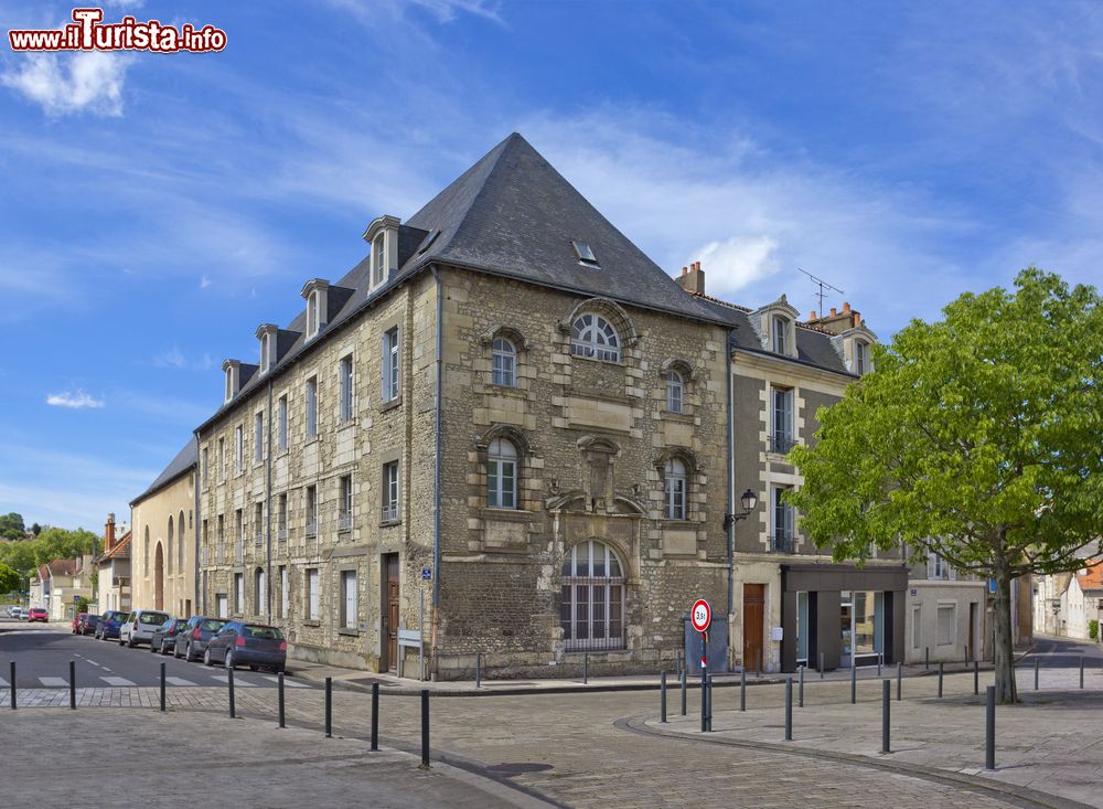 Immagine Un grazioso scorcio di Place Montierneuf con i suoi palazzi storici a Poitiers, Francia.