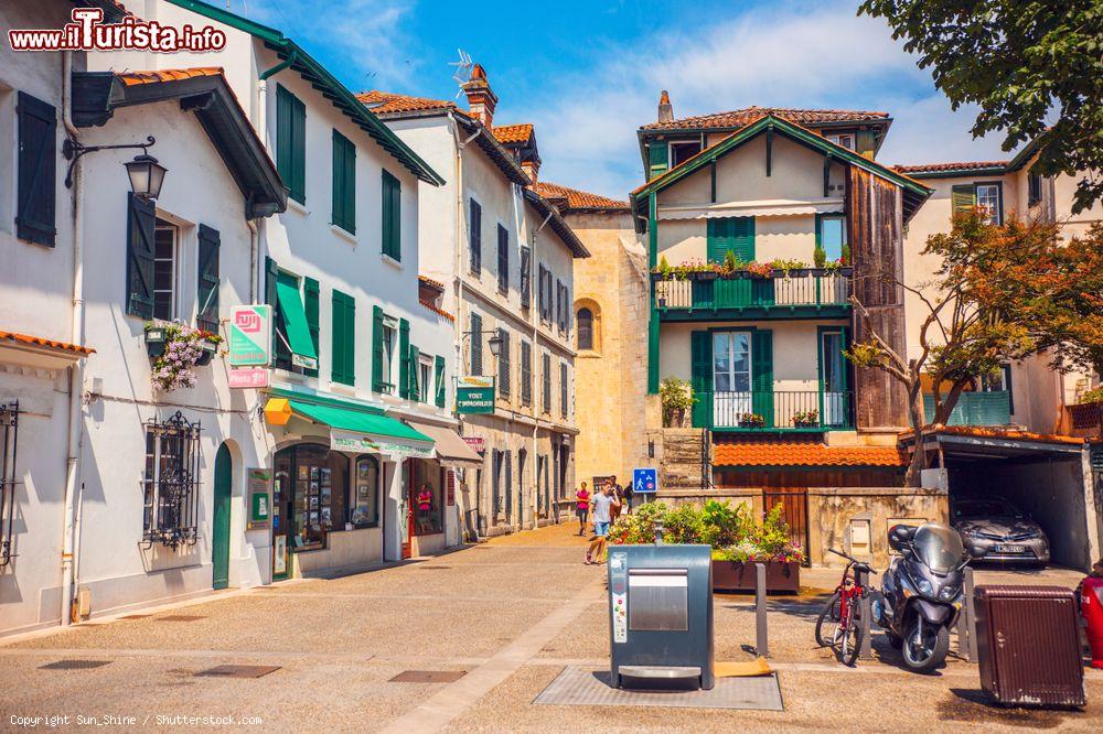 Immagine Un grazioso scorcio panoramico di Saint-Jean-de-Luz con le sue case colorate e le stradine strette - © Sun_Shine / Shutterstock.com