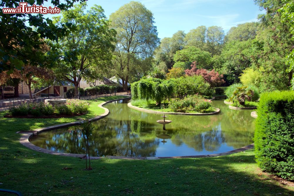 Immagine Un grazioso stagno in un parco pubblico di Anduze, Francia.