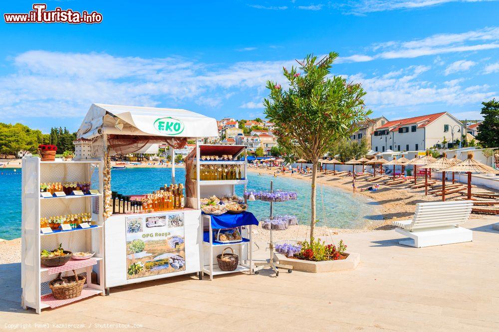 Immagine Un grazioso stand con prodotti locali in vendita a Primosten, Croazia. Questa località della Dalmazia è popolare per l'olio di oliva e la lavanda - © Pawel Kazmierczak / Shutterstock.com
