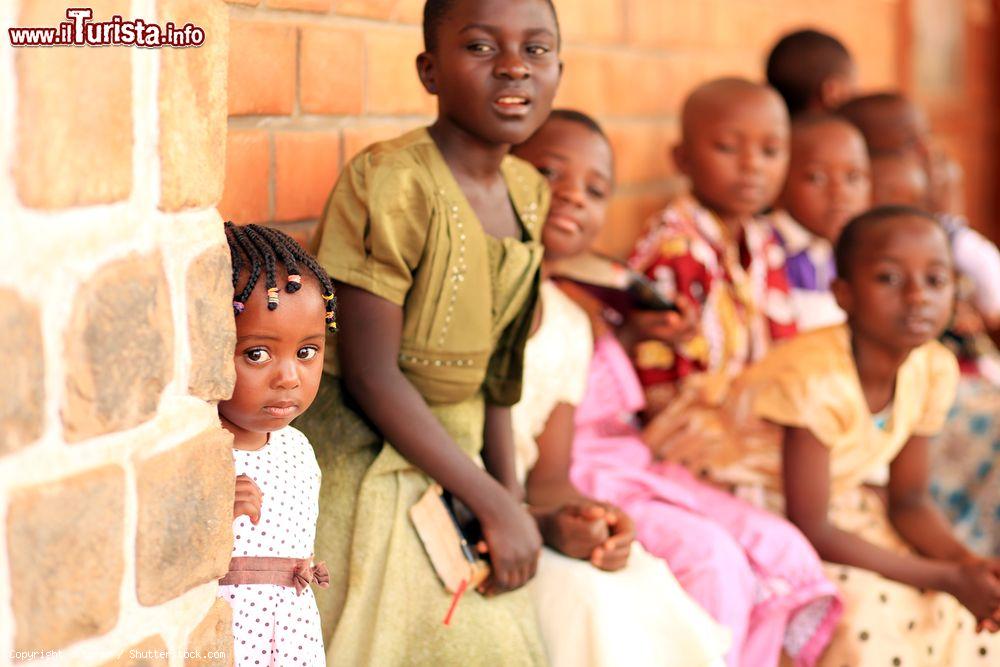 Immagine Un gruppo di bambini aspetta i genitori fuori da una chiesa a Yaoundé, Camerun - © akturer / Shutterstock.com