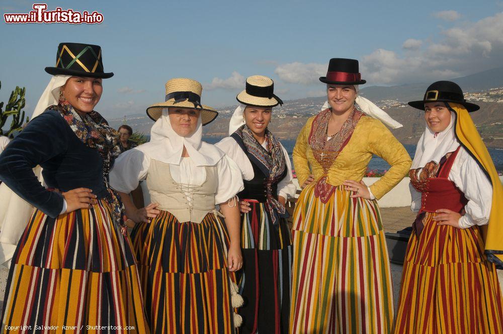 Immagine Un gruppo di donne in tipici abiti tradizionali a Puerto de la Cruz, Tenerife, durante un festival (Spagna) - © Salvador Aznar / Shutterstock.com