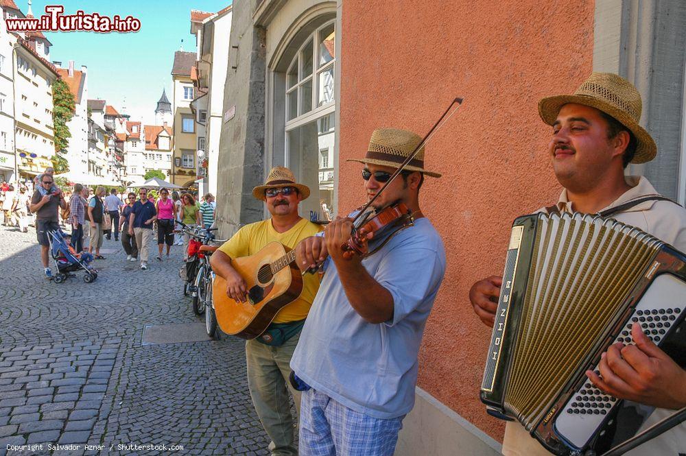 Immagine Un gruppo di musicisti di strada si esibisce in Maximilianstrasse a Lindau, Germania - © Salvador Aznar / Shutterstock.com