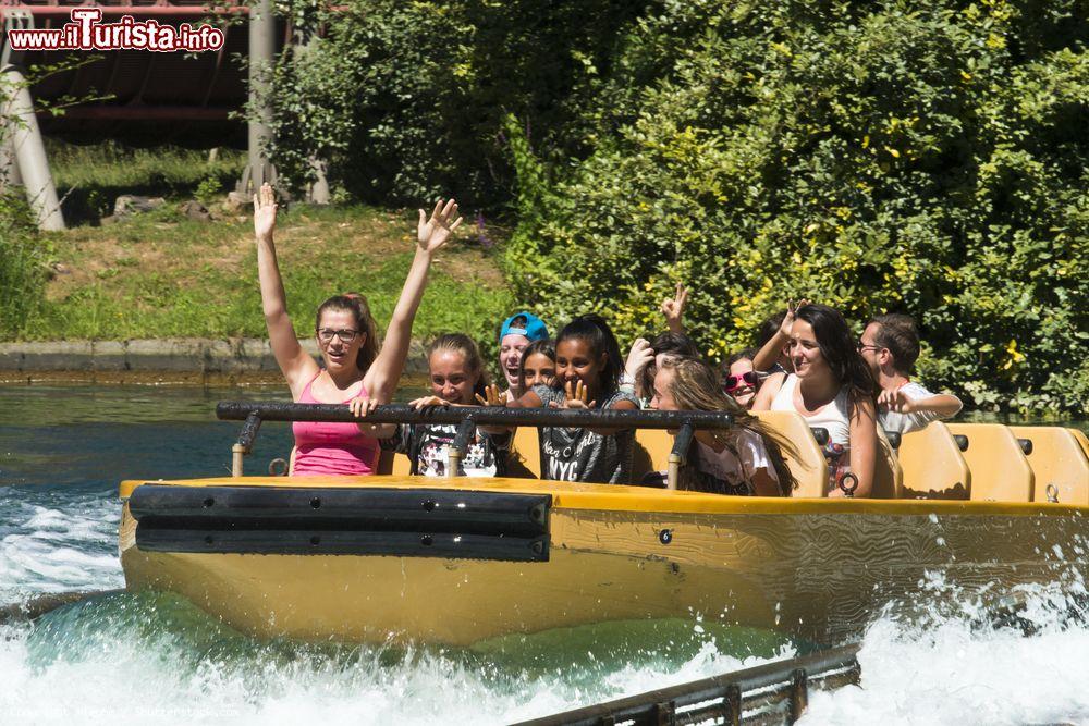 Immagine Un gruppo di ragazzine si diverte in un'attrazione ad acqua nel parco di Plailly, Francia - © mimohe / Shutterstock.com