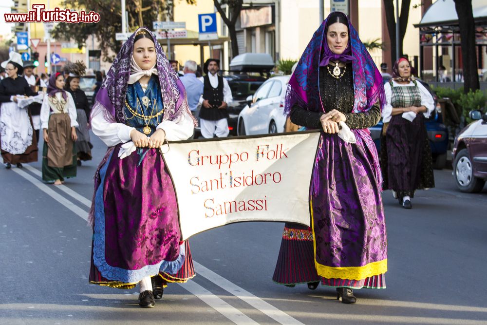 Immagine Un gruppo folcloristico di Samassi sfila con gli abiti tradizionali sardi - © GIANFRI58 / Shutterstock.com