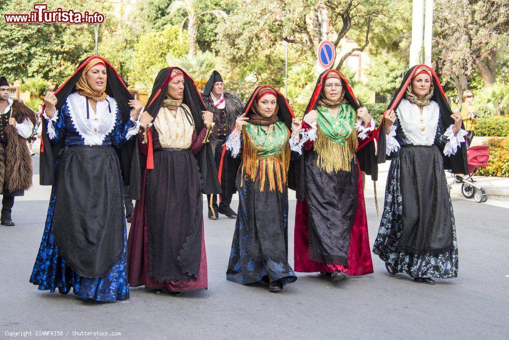 Immagine Un gruppo folkloristico di Santadi dove si festeggia il Matrimonio Mauritano in Sardegna - © GIANFRI58 / Shutterstock.com