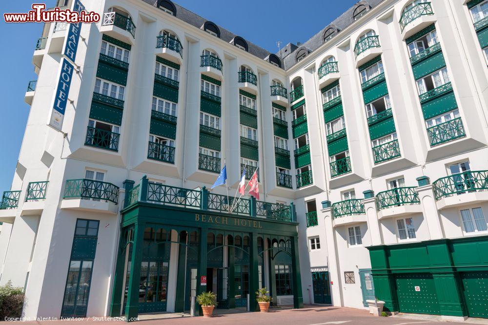 Immagine Un hotel di Trouville-sur-Mer, località balneare affacciata sul Canale della Manica, in Francia - © Valentin Ivantsov / Shutterstock.com