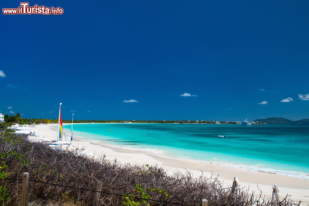 Immagine Un incantevole scorcio di Rendezvous Bay Beach sull'isola di Anguilla, America Centrale. Anguilla attrae i visitatori per le sue meravigliose spiagge bianche, le acque turchesi e gli isolotti corallini al largo della costa.