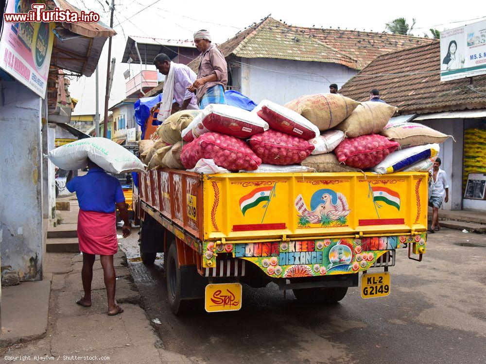 Immagine Un indiano scarica sacchi di riso e cipolle al bazaar Chalai di Trivandrum, Kerala, India - © AjayTvm / Shutterstock.com