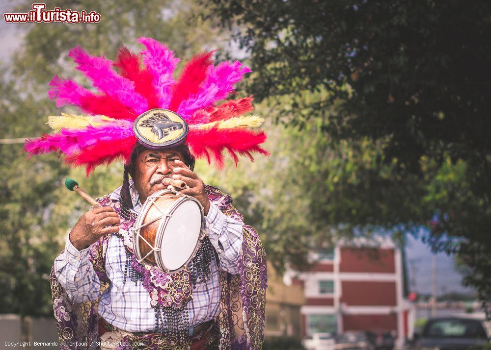 Immagine Un indigeno messicano suona uno strumento musicale lungo una strada di Monterrey, Nuovo Leon - © Bernardo Ramonfaur / Shutterstock.com