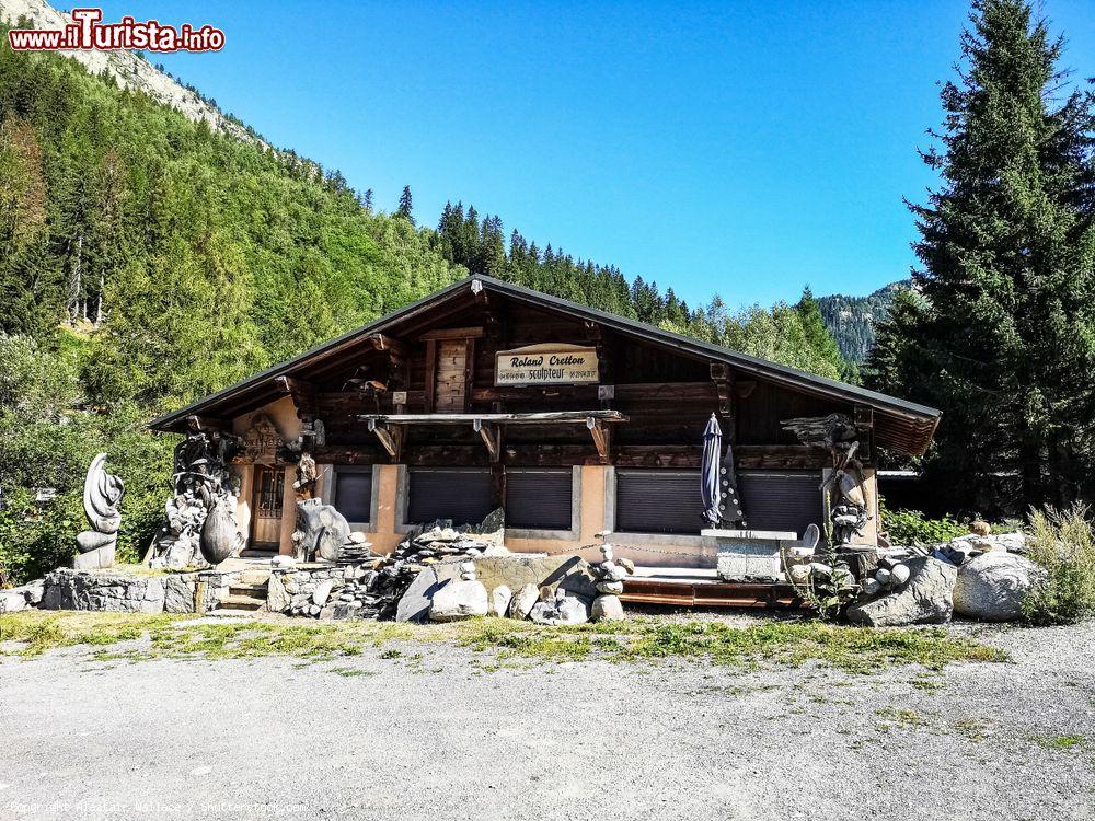 Immagine Un laboratorio di sculture nel villaggio di Argentiere, valle di Chamonix, Francia - © Alastair Wallace / Shutterstock.com