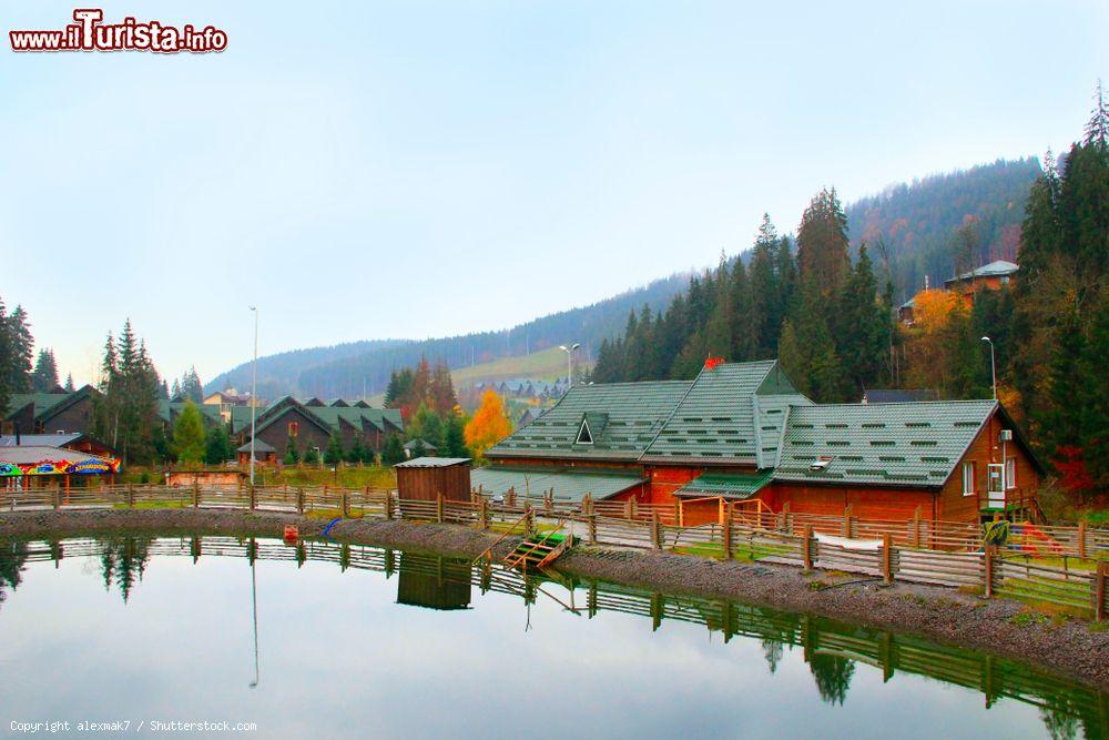 Immagine Un laghetto con case colorate a Bukovel, oblast di Ivano-Frankivsk, Ucraina - © alexmak7 / Shutterstock.com
