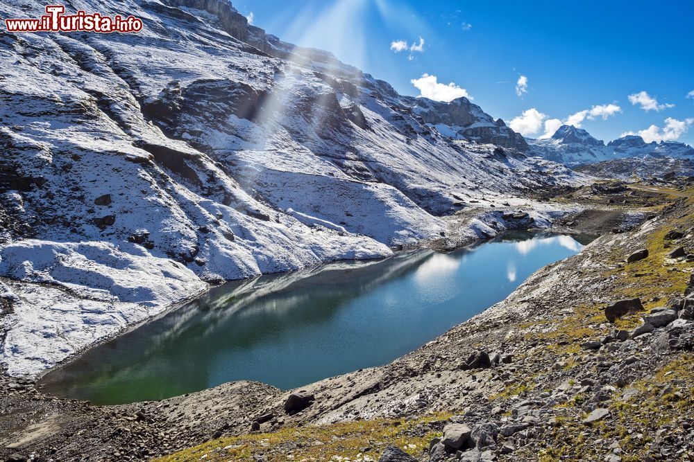 Immagine Un lago alpino fra le rocce innevate nella valle di Muotathal, Svizzera. In inverno questo territorio offre davvero molto: per chi desidera, ad esempio, intraprendere i primi passi nell'arrampicata sul ghiaccio questo è il luogo ideale.