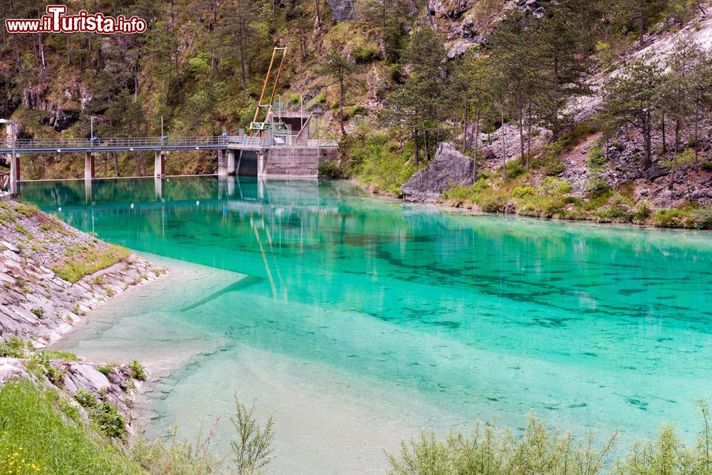 Immagine Un lago dalle acque cristalline non lontanaro da Chiusaforte, Friuli Venezia Giulia