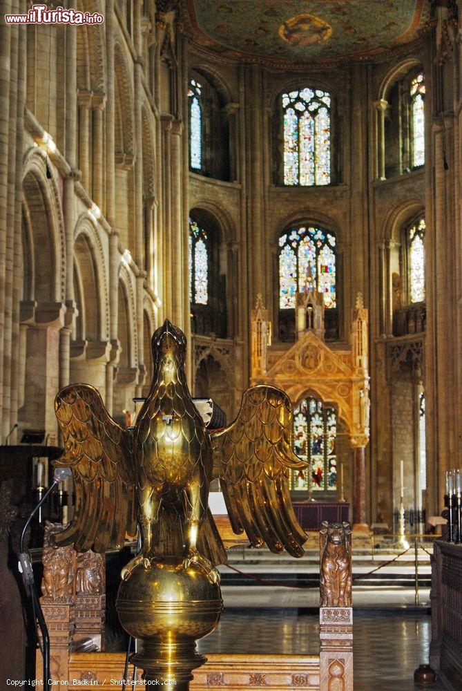 Immagine Un leggio con aquila dorata nella cattedrale di Peterborough, Regno Unito  - © Caron Badkin / Shutterstock.com