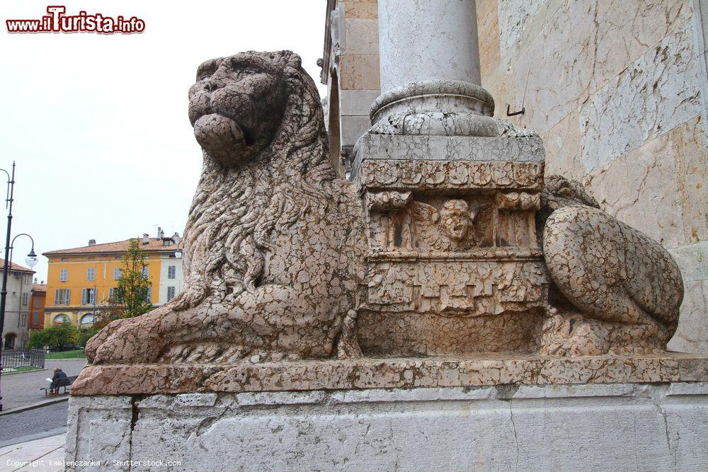 Immagine Un leone stiloforo all'ingresso del Duomo di Piacenza in Emilia-Romagna - © kamienczanka / Shutterstock.com