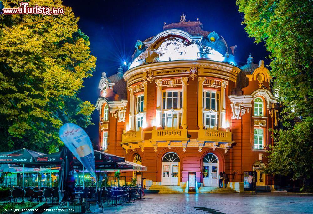 Immagine Un locale con terrazza esterna di fronte all'Opera di Varna, Bulgaria, di notte - © trabantos / Shutterstock.com