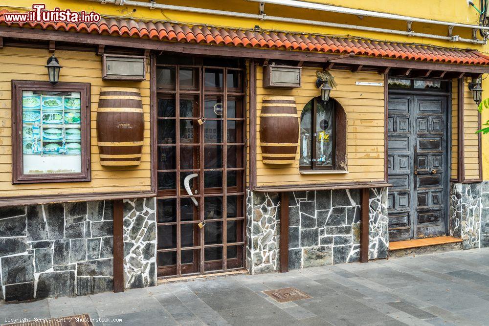 Immagine Un locale della città turistica di Puerto de la Cruz, Tenerife, Spagna - © Sergey Kohl / Shutterstock.com