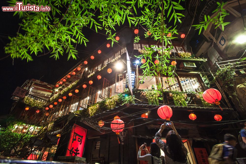 Immagine Un locale di Chiufen di notte, Taiwan.