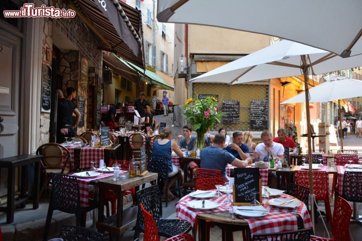 Immagine Un locale tipico del centro di Nizza, Francia. Uno dei tanti ristorantini della vecchia Nizza in cui assaporare le specialità della gastronomia locale.