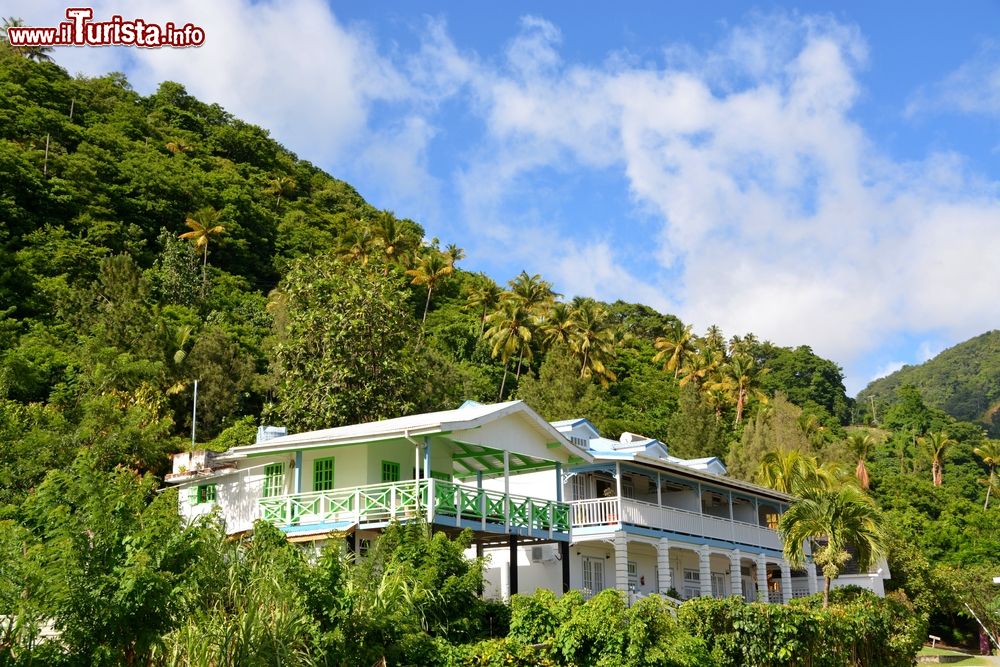 Immagine Un lussuoso resort sulle colline di Saint Lucia, Caraibi. Il turismo è la principale fonte di sostentamento dell'isola con numerosi investimenti stranieri.