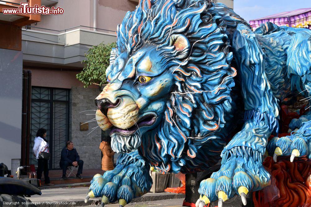 Immagine Un magnifico leone di cartapesta: siamo al Carnevale di Acireale, uno dei più famosi carnevali di Sicilia - © solosergio / Shutterstock.com