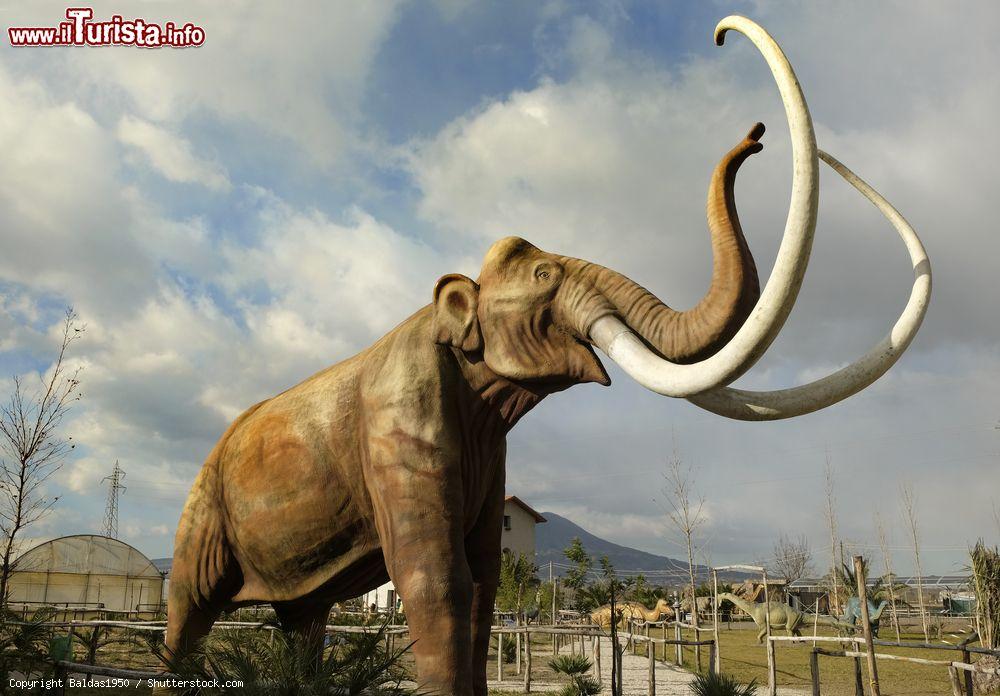 Immagine Un mammuth all'ingresso del Parco dei Dinosauri di Sarno in Campania - © Baldas1950 / Shutterstock.com