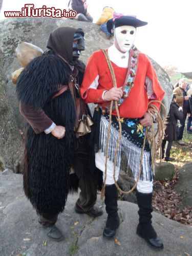 Immagine Un Mamuthone ed un  Issohadore in posa al carnevale di Mamoiada in Sardegna