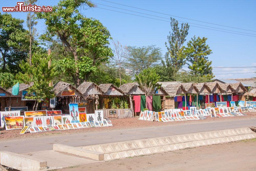 Immagine Un mercatino per turisti lungo una strada di Arusha in Tanzania - © Shujaa_777 / Shutterstock.com