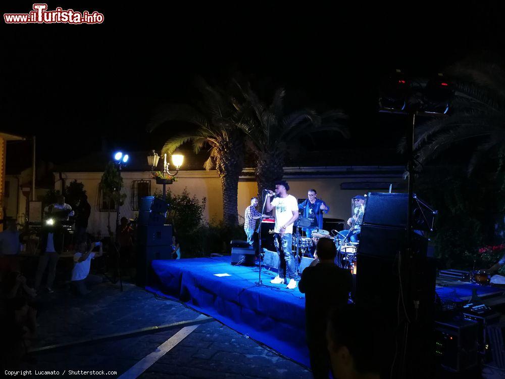 Immagine Un migrante canta con Gege Telesforo alla 14^ edizione di "Jazz under the stars" a Pietrelcina, provincia di Benevento, Campania - © Lucamato / Shutterstock.com